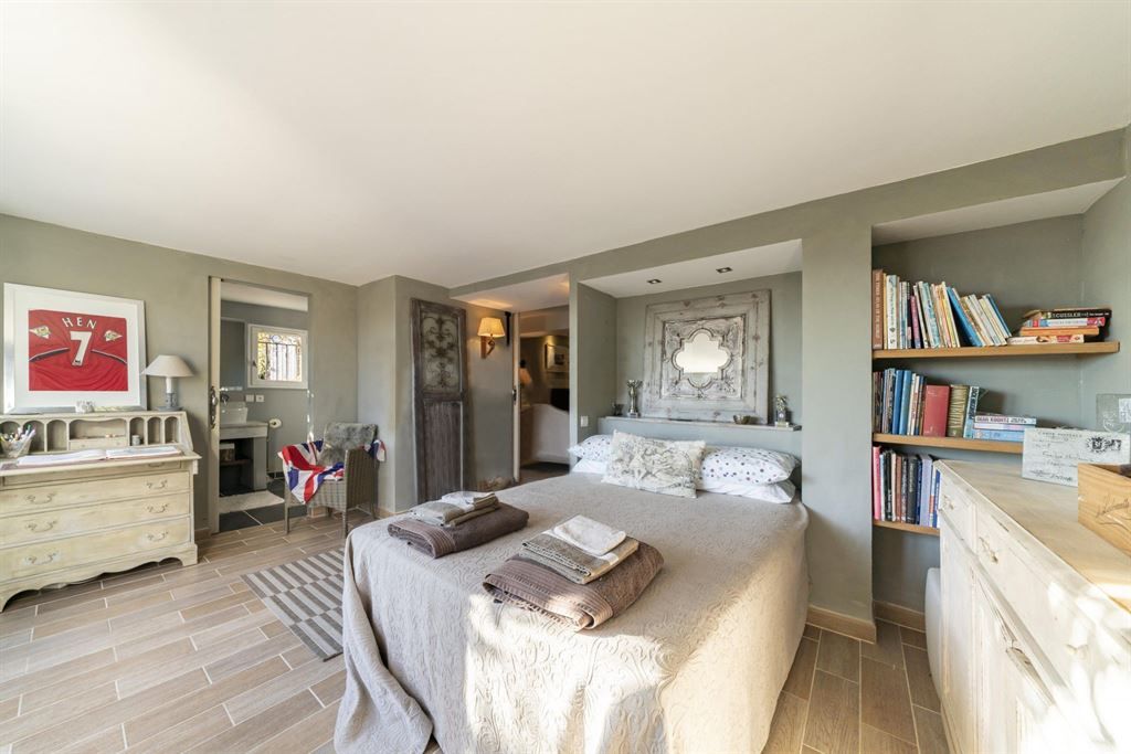 luxury provencale house 6 Rooms for sale on CHATEAUNEUF GRASSE (06740)