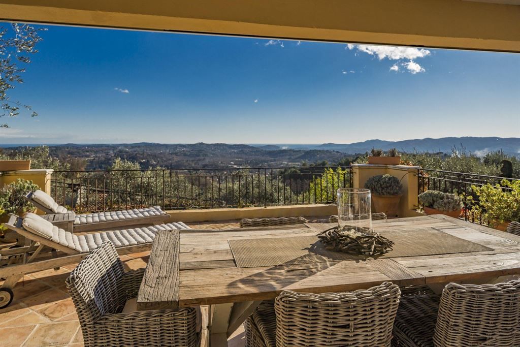 luxury provencale house 6 Rooms for sale on CHATEAUNEUF GRASSE (06740)