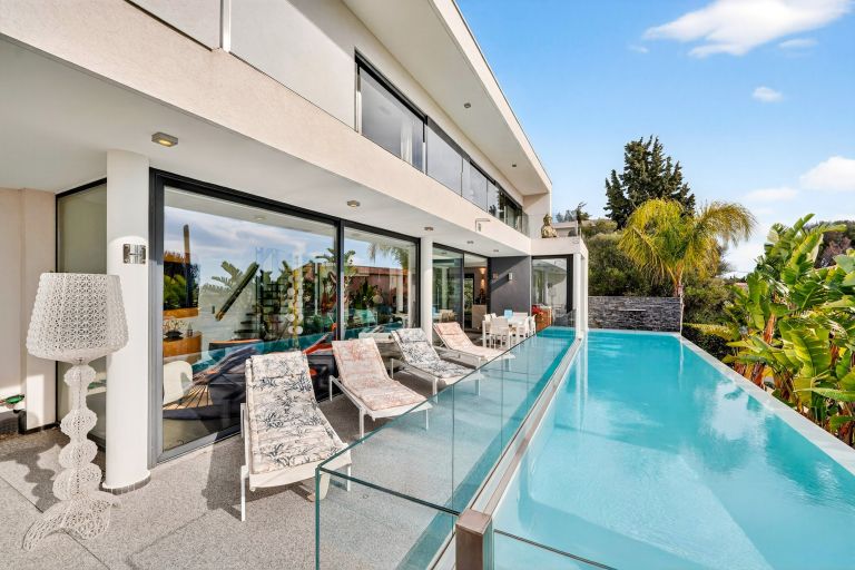 luxury house 7 Rooms for sale on BANDOL (83150)