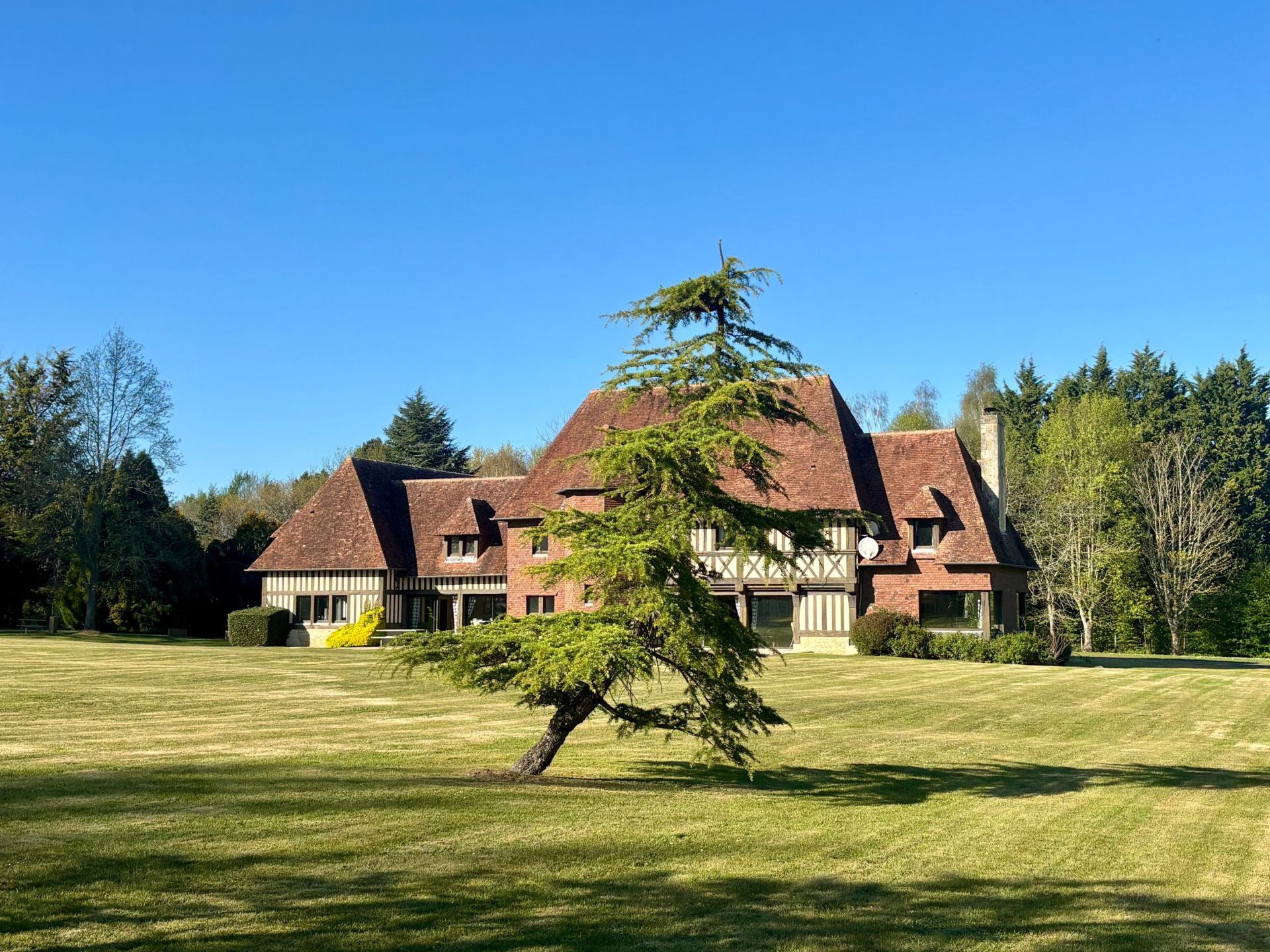 luxury house 13 Rooms for sale on ST ARNOULT (14800)