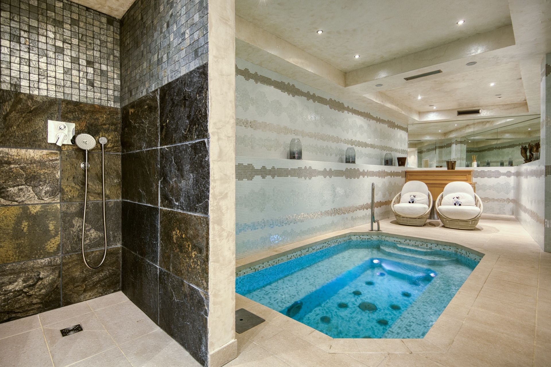 luxury chalet 8 Rooms for seasonal rent on COURCHEVEL (73120)