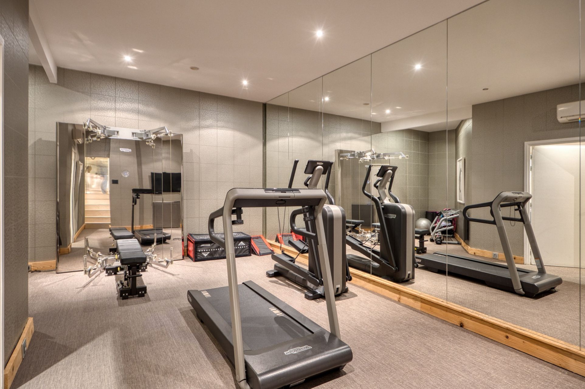 luxury chalet 8 Rooms for seasonal rent on COURCHEVEL (73120)