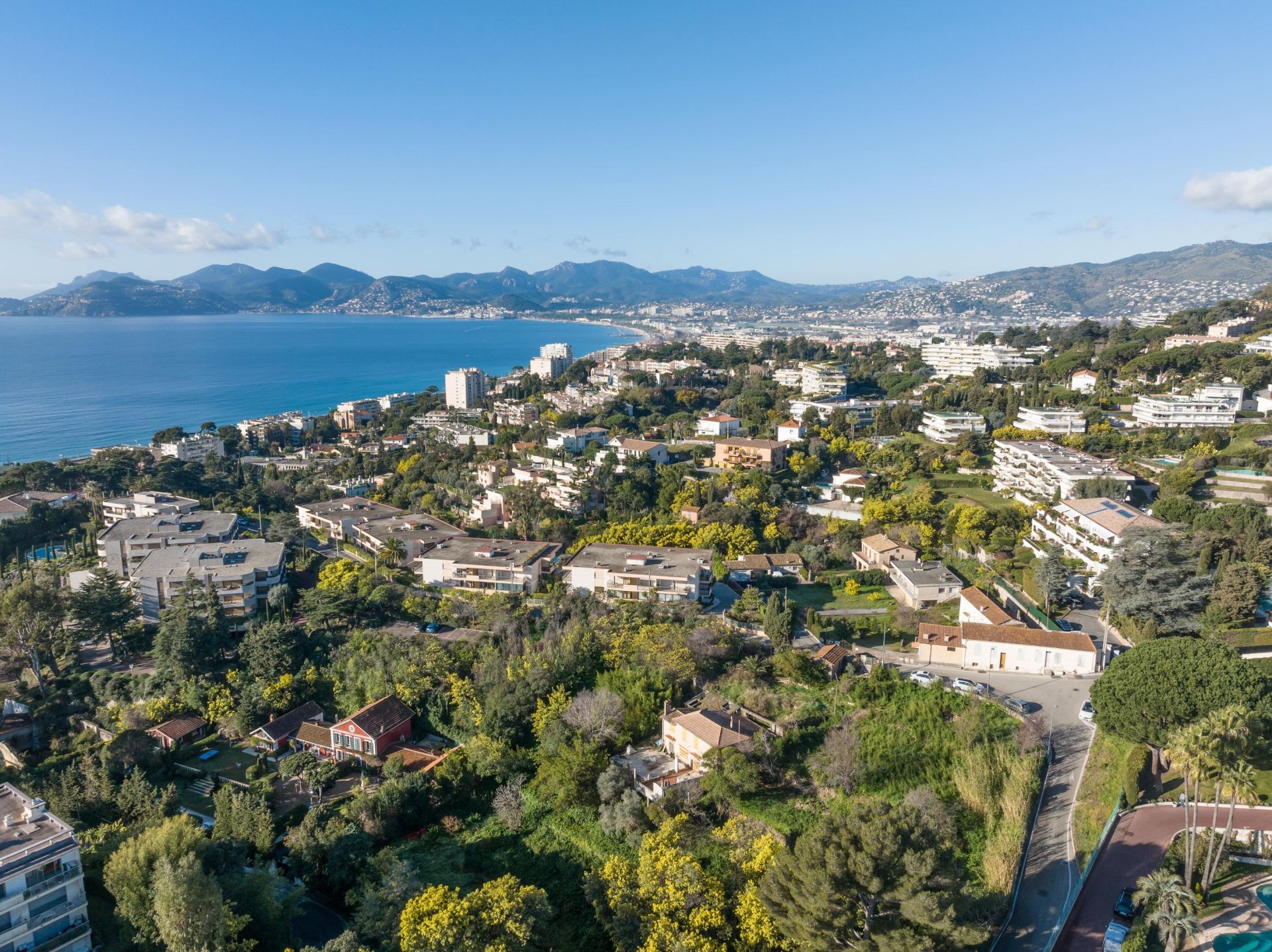 luxury apartment 4 Rooms for sale on CANNES (06400)
