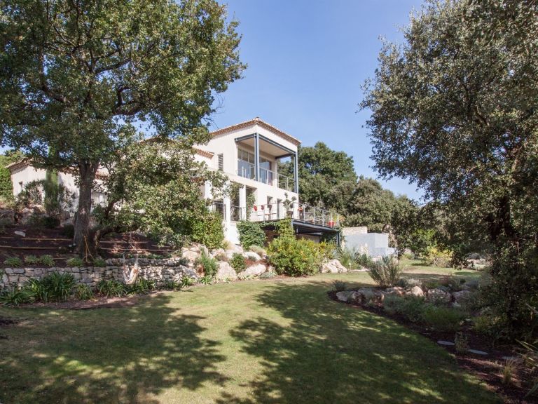 luxury villa 10 Rooms for sale on UZES (30700)