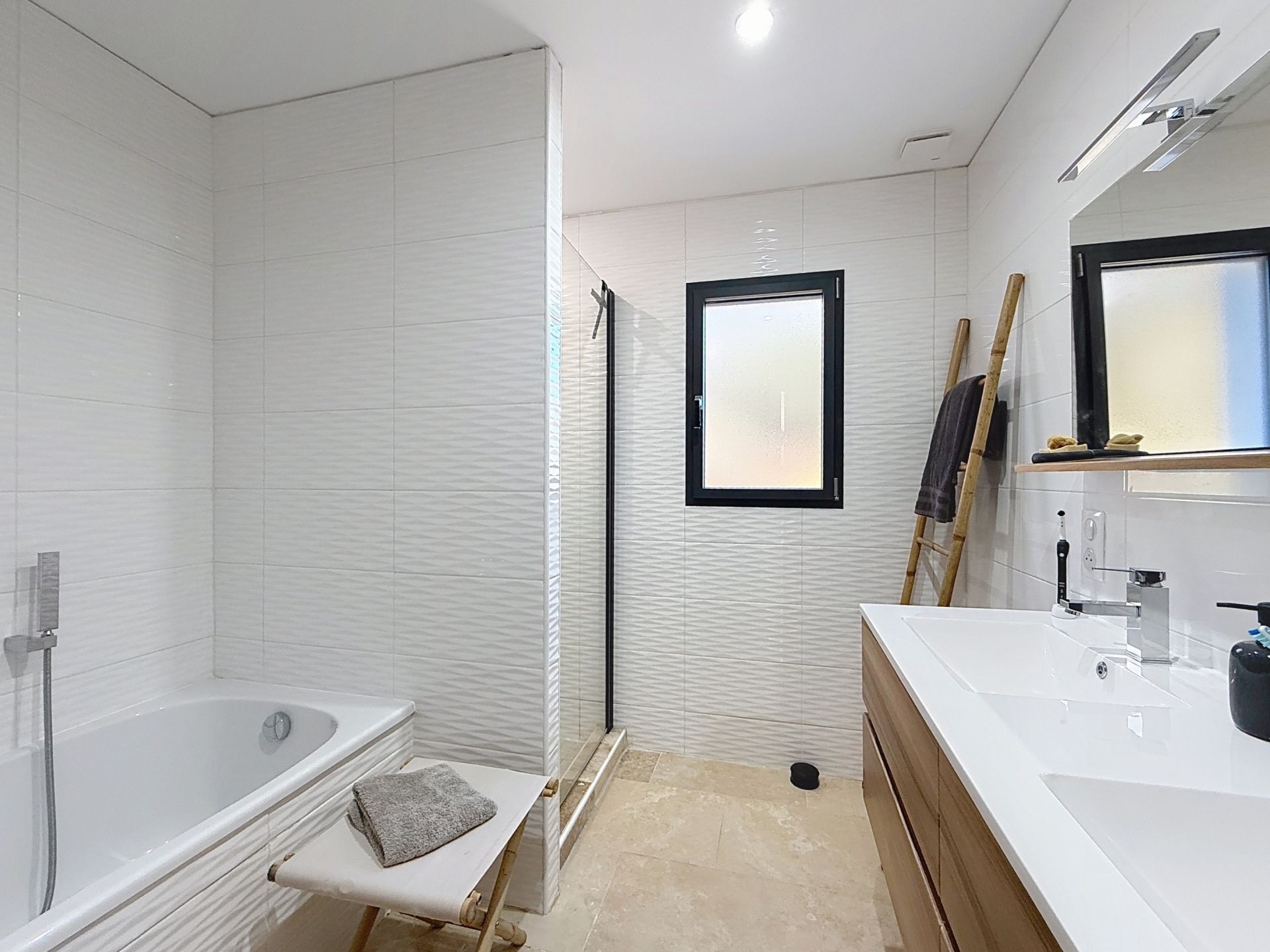 luxury house 5 Rooms for sale on UZES (30700)