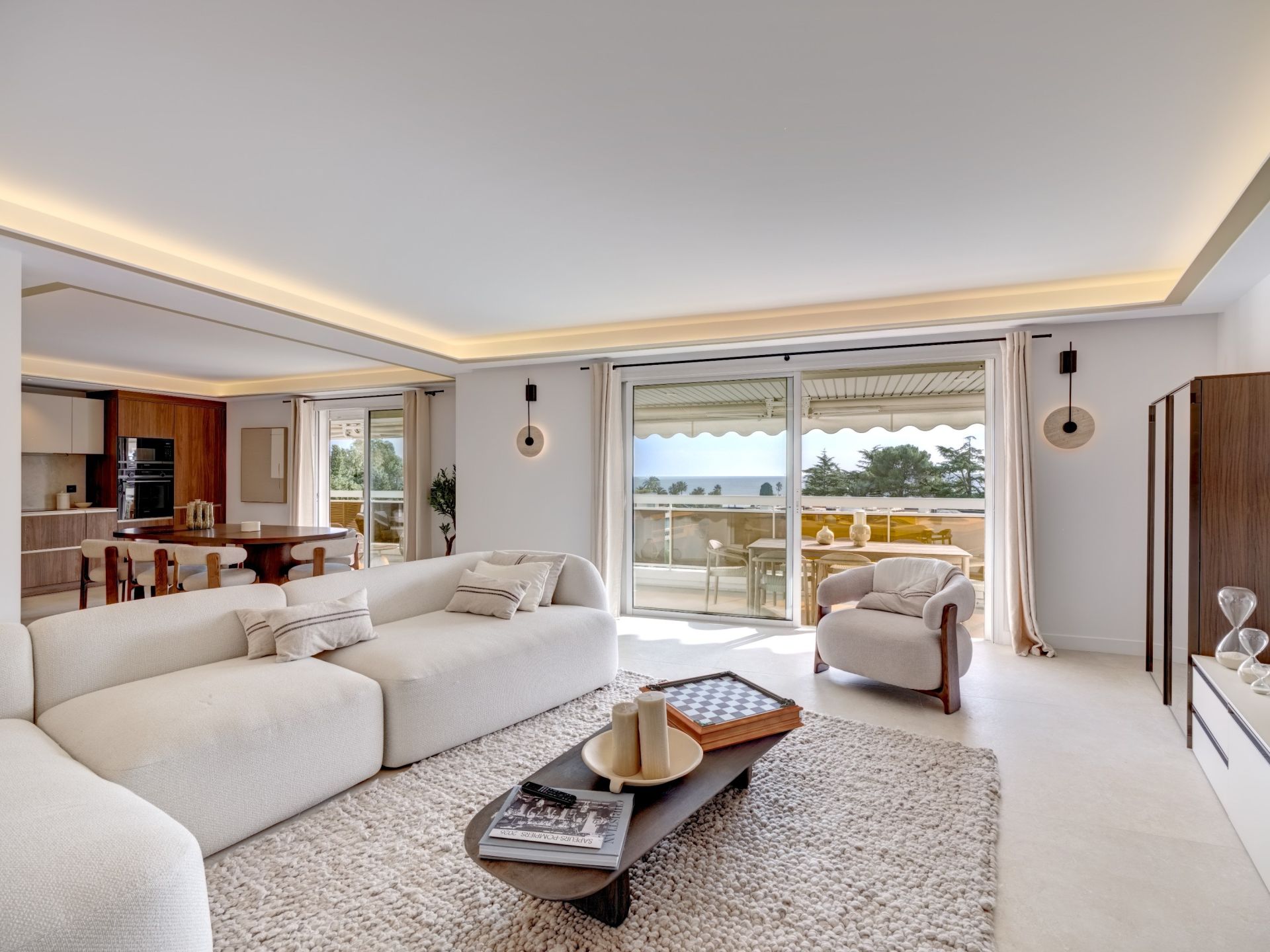 luxury apartment 5 Rooms for sale on CANNES (06400)