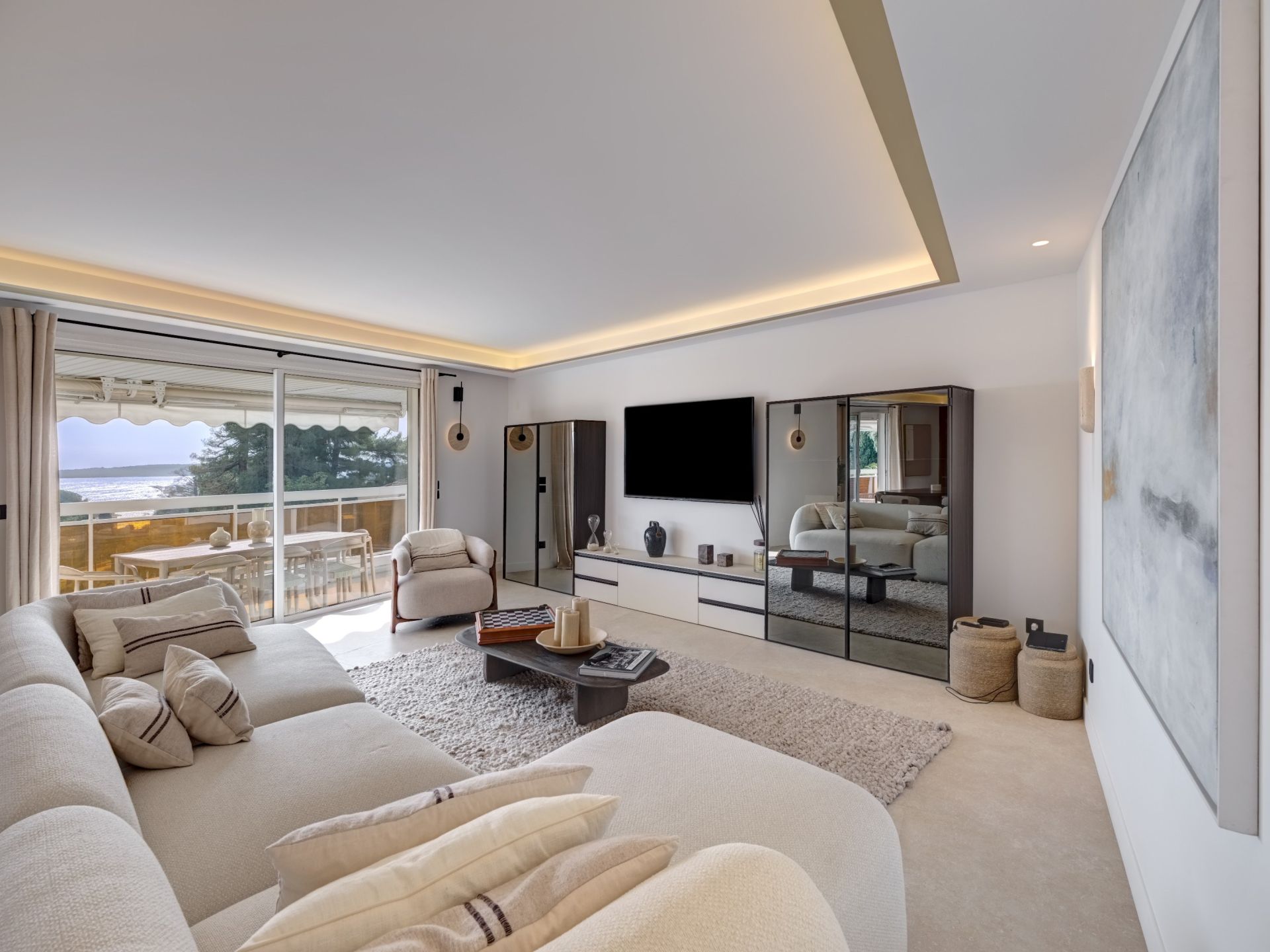 luxury apartment 5 Rooms for sale on CANNES (06400)