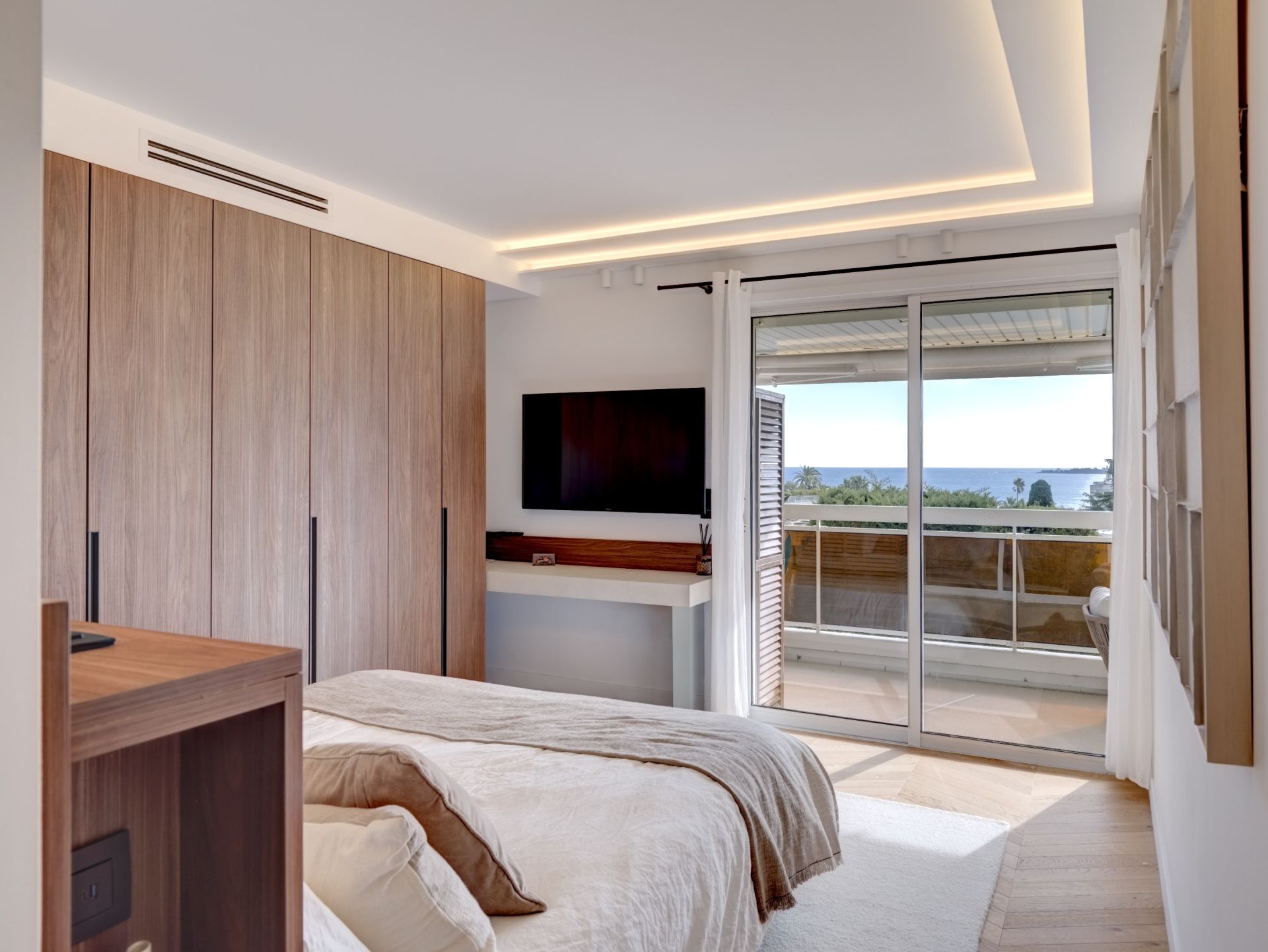 luxury apartment 5 Rooms for sale on CANNES (06400)