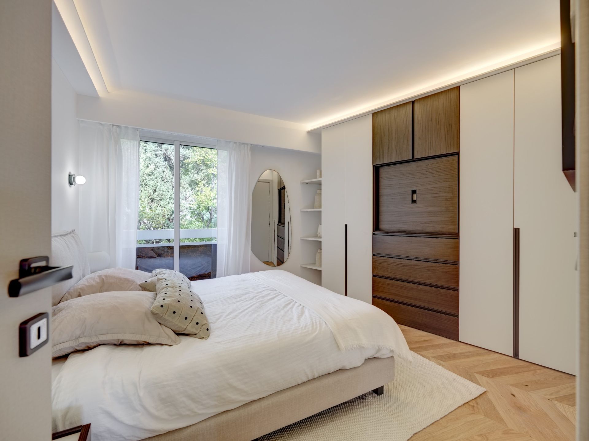 luxury apartment 5 Rooms for sale on CANNES (06400)