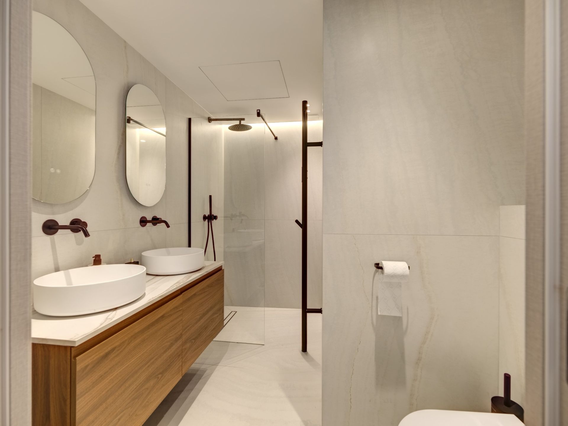 luxury apartment 5 Rooms for sale on CANNES (06400)