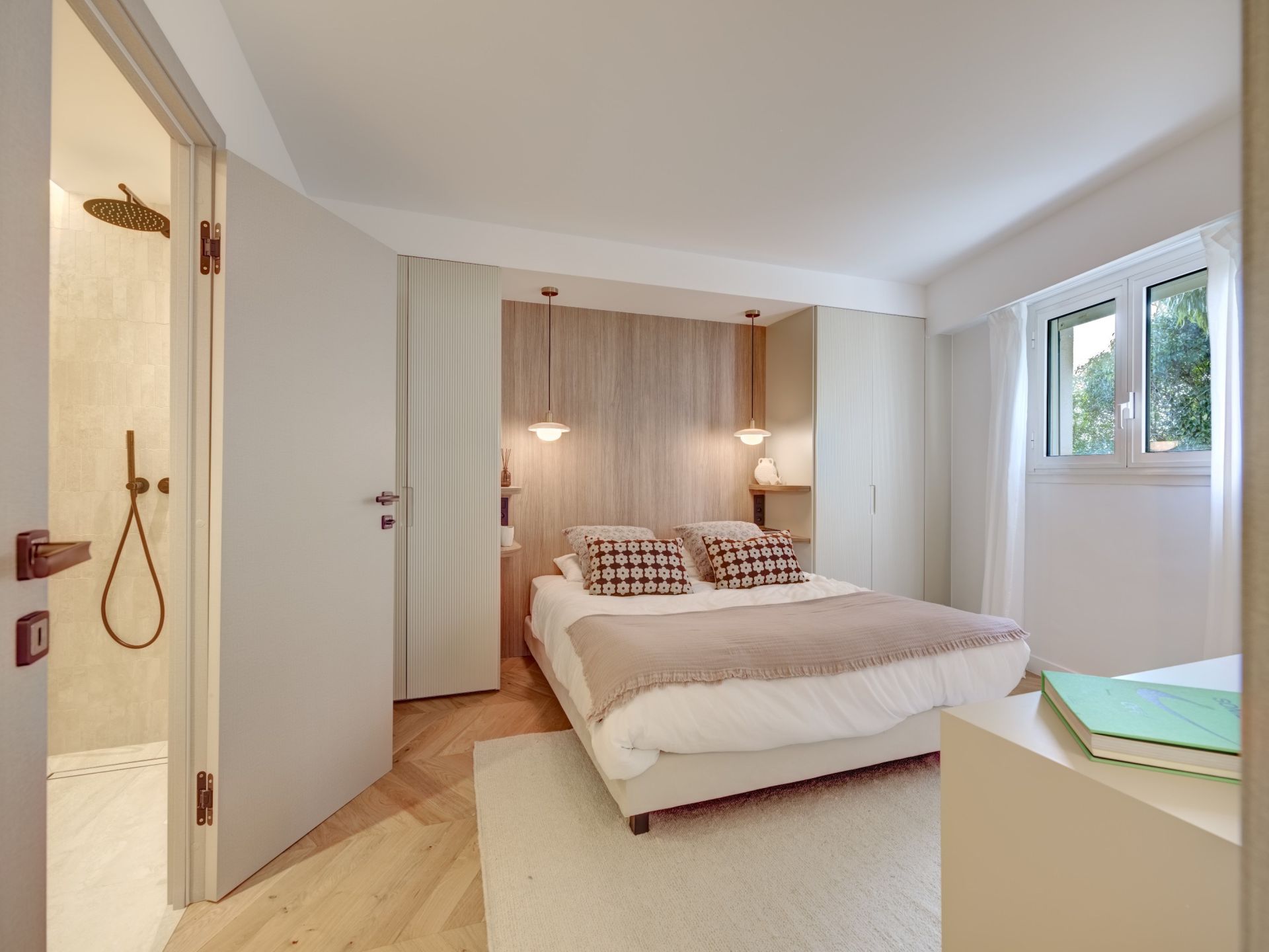 luxury apartment 5 Rooms for sale on CANNES (06400)