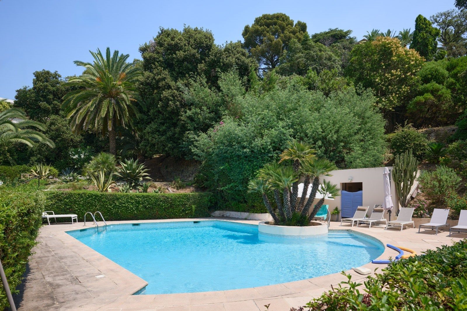 luxury apartment 5 Rooms for sale on CANNES (06400)