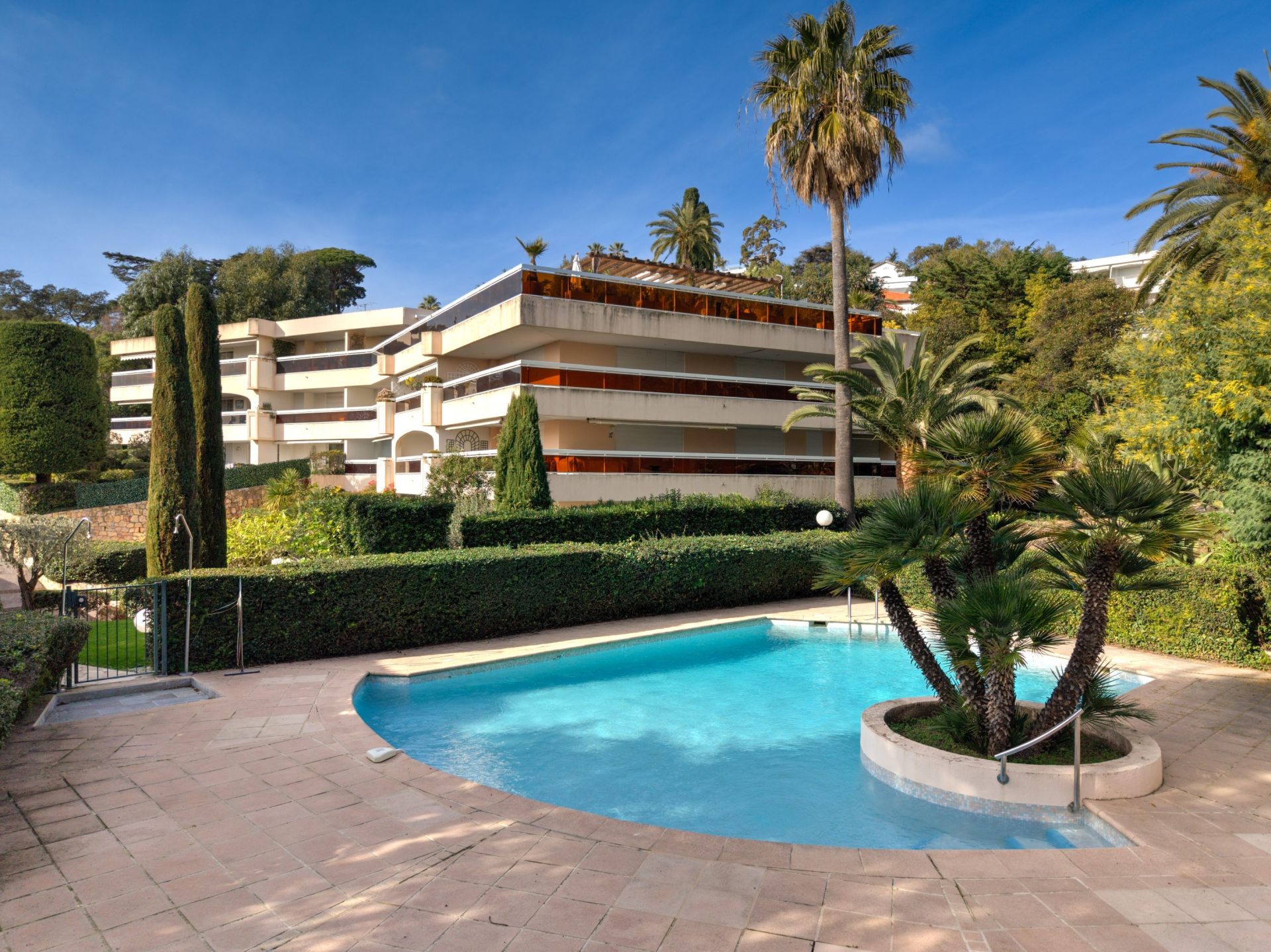 luxury apartment 5 Rooms for sale on CANNES (06400)