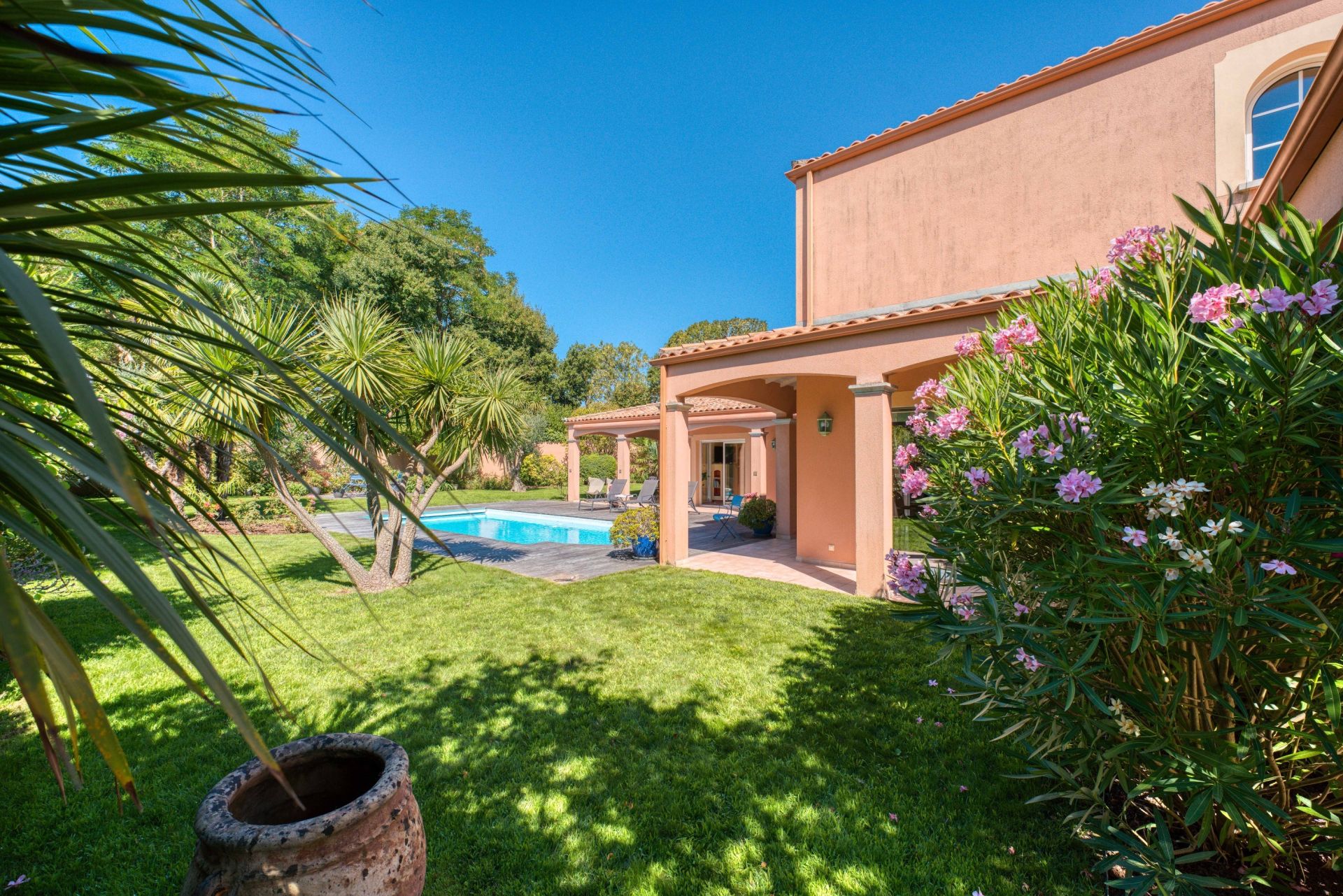 luxury house 8 Rooms for sale on LAGORD (17140)