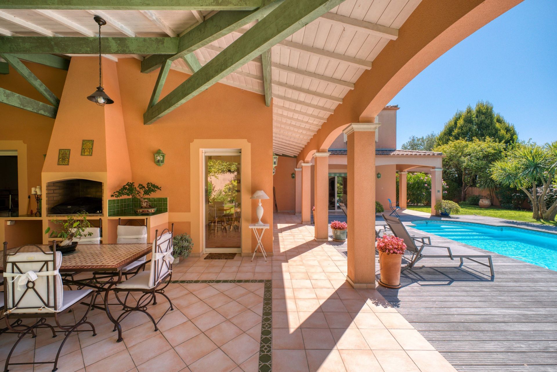 luxury house 8 Rooms for sale on LAGORD (17140)