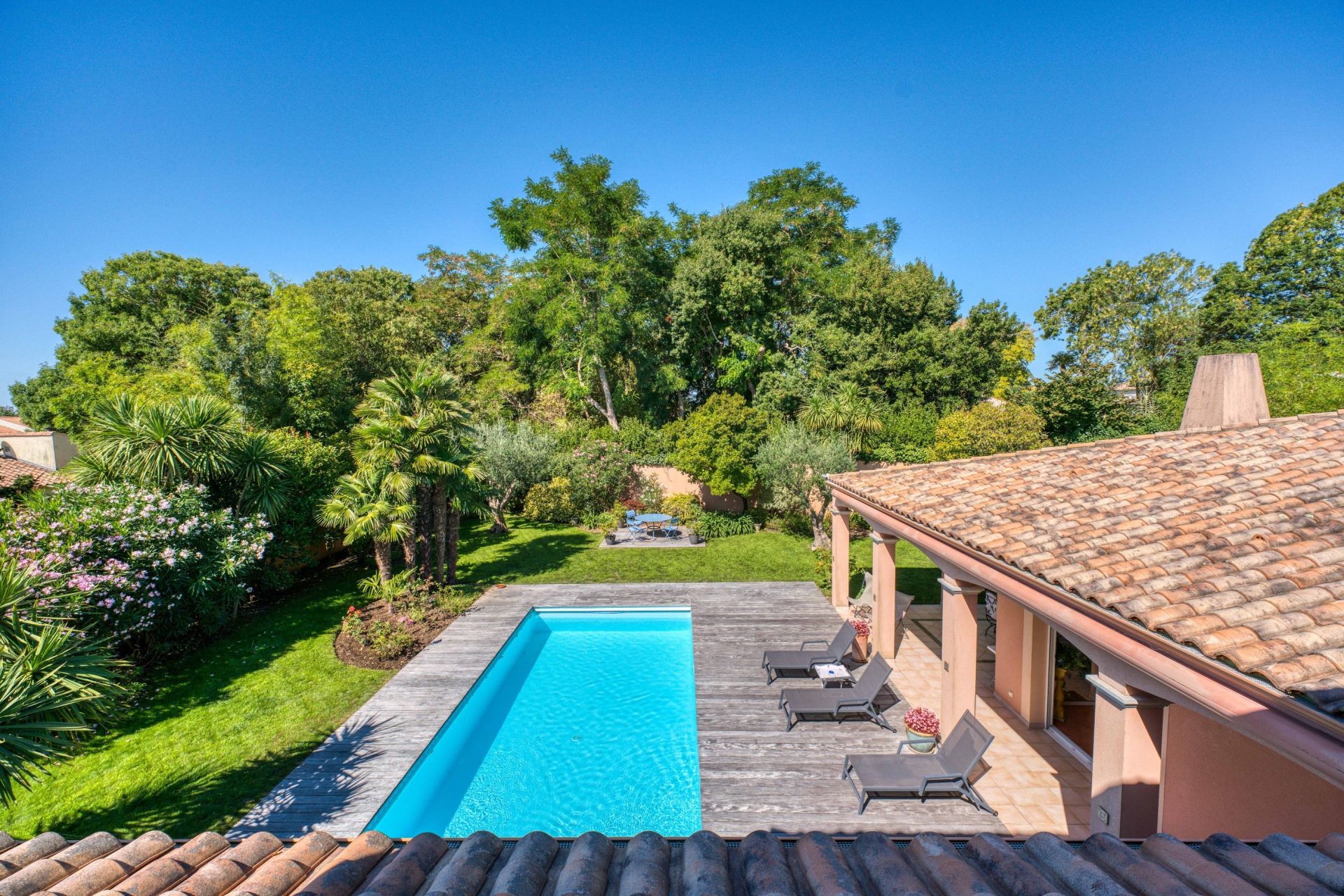 luxury house 8 Rooms for sale on LAGORD (17140)