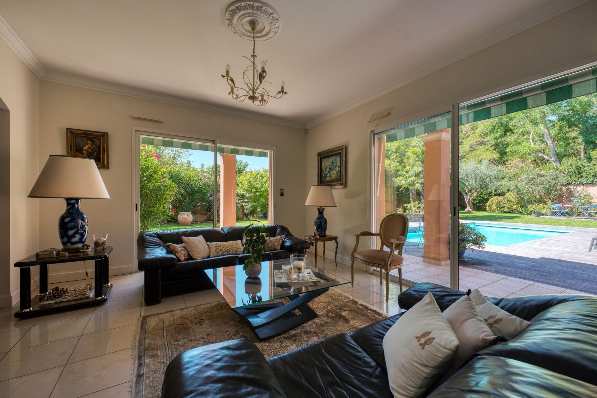 luxury house 8 Rooms for sale on LAGORD (17140)