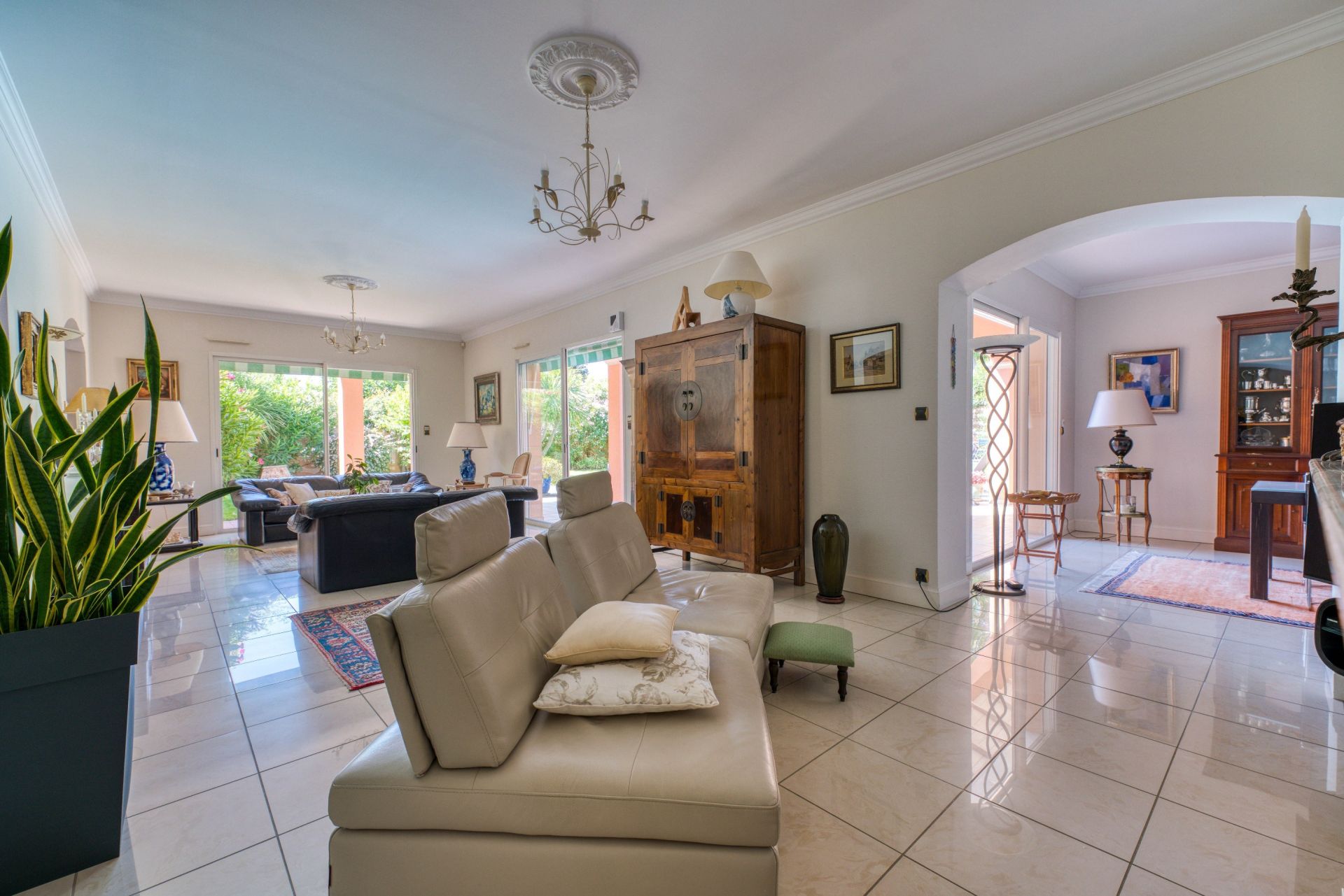 luxury house 8 Rooms for sale on LAGORD (17140)