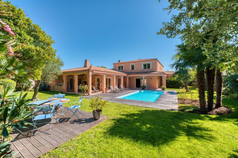 luxury house 8 Rooms for sale on LAGORD (17140)