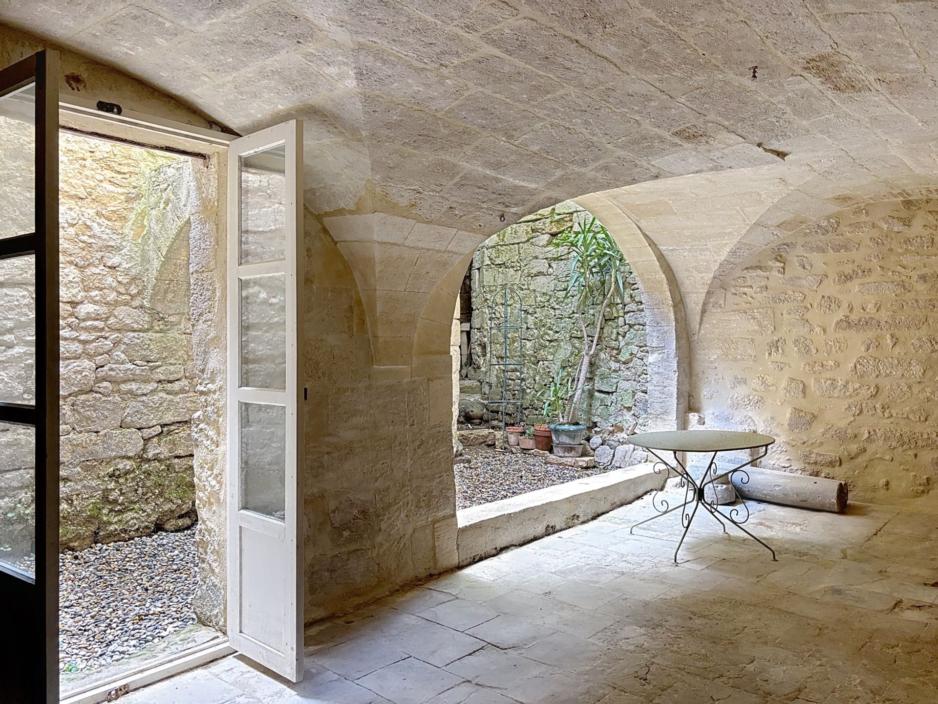 building for sale on UZES (30700)