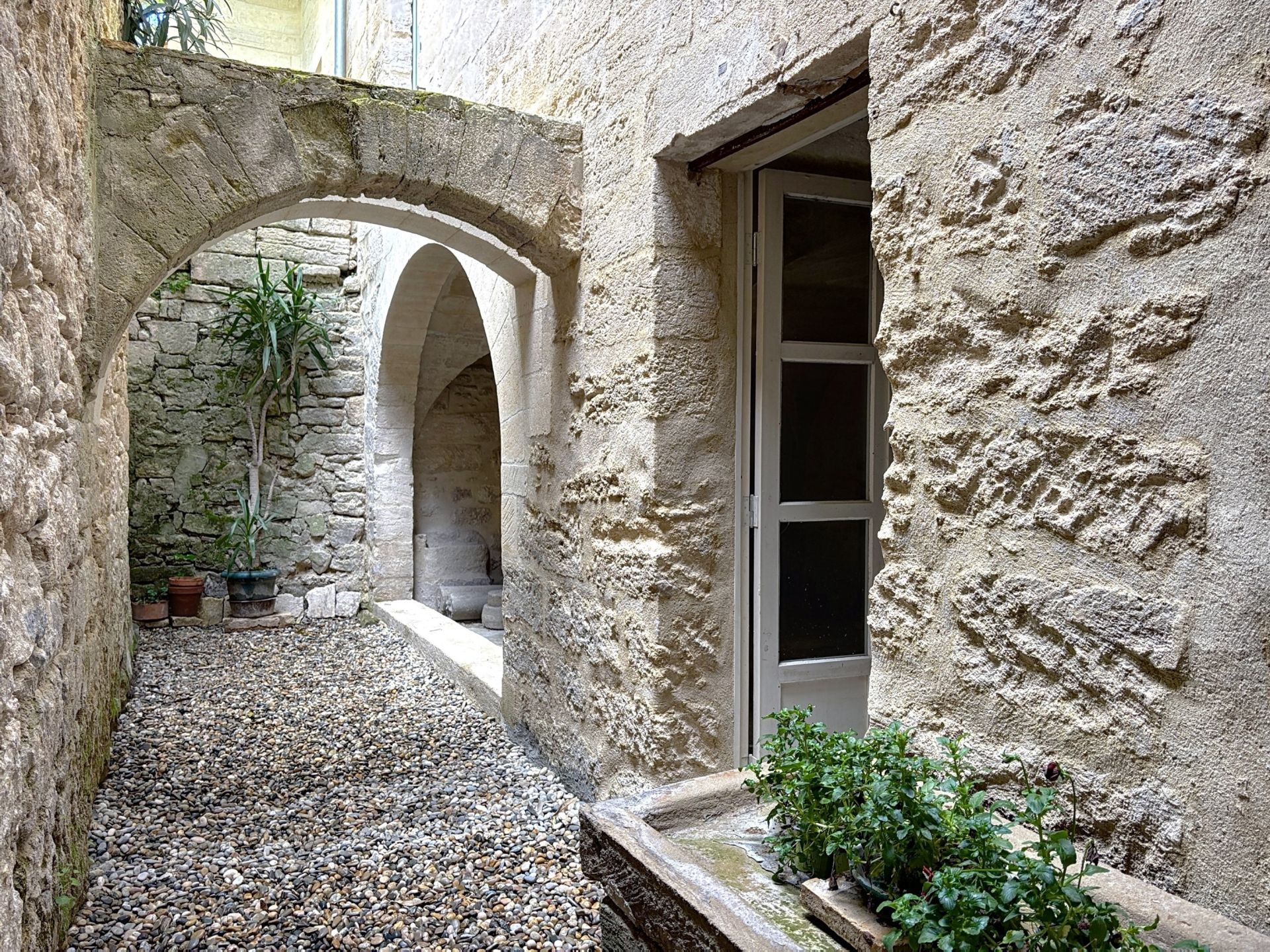 building for sale on UZES (30700)
