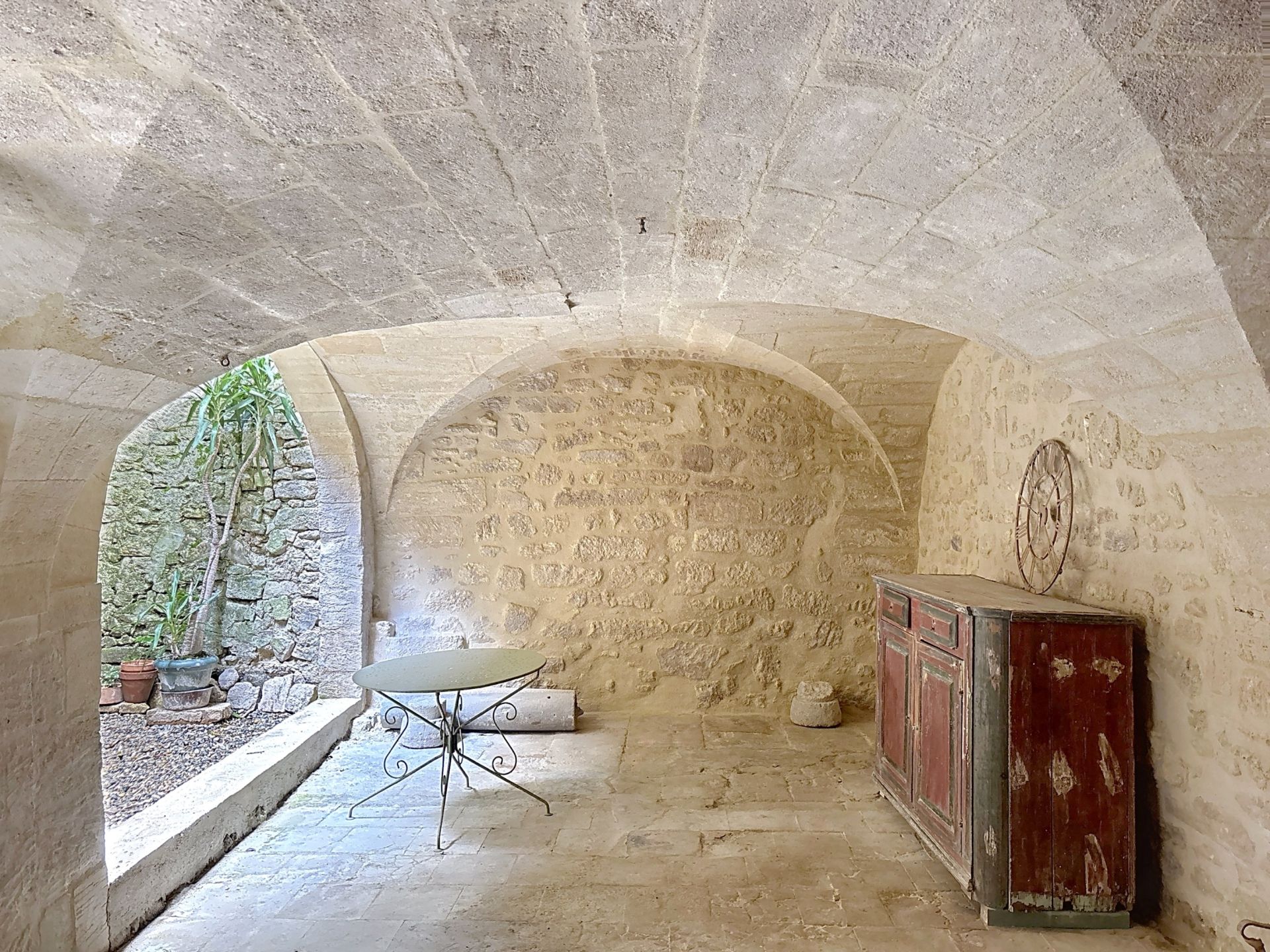building for sale on UZES (30700)