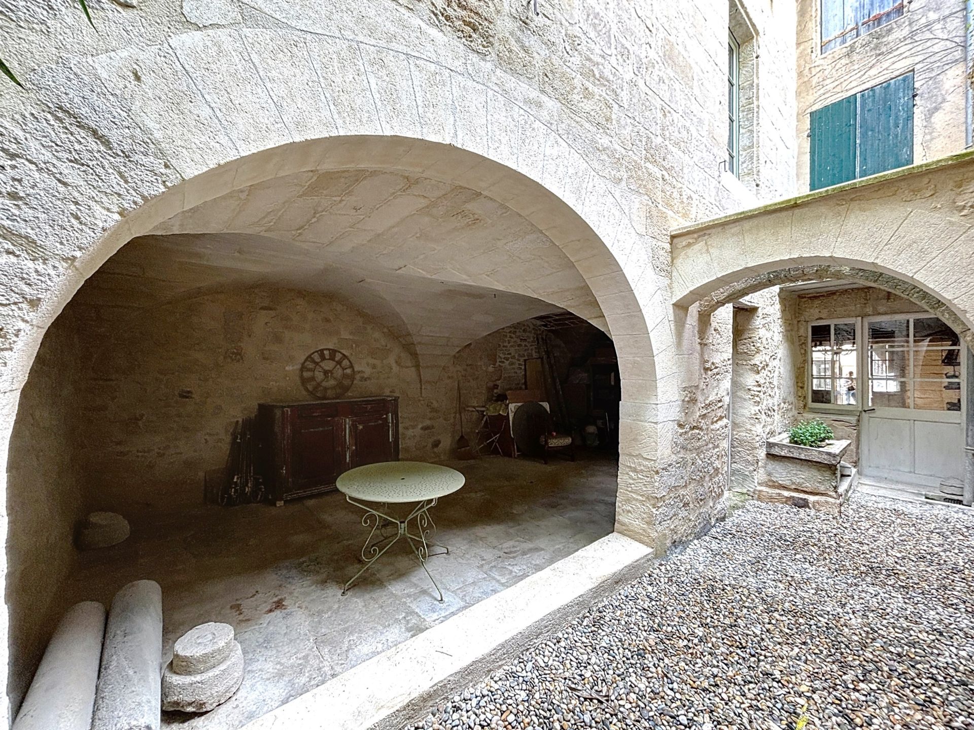 building for sale on UZES (30700)