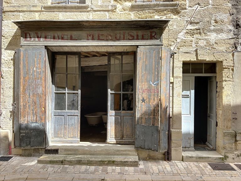building for sale on UZES (30700)