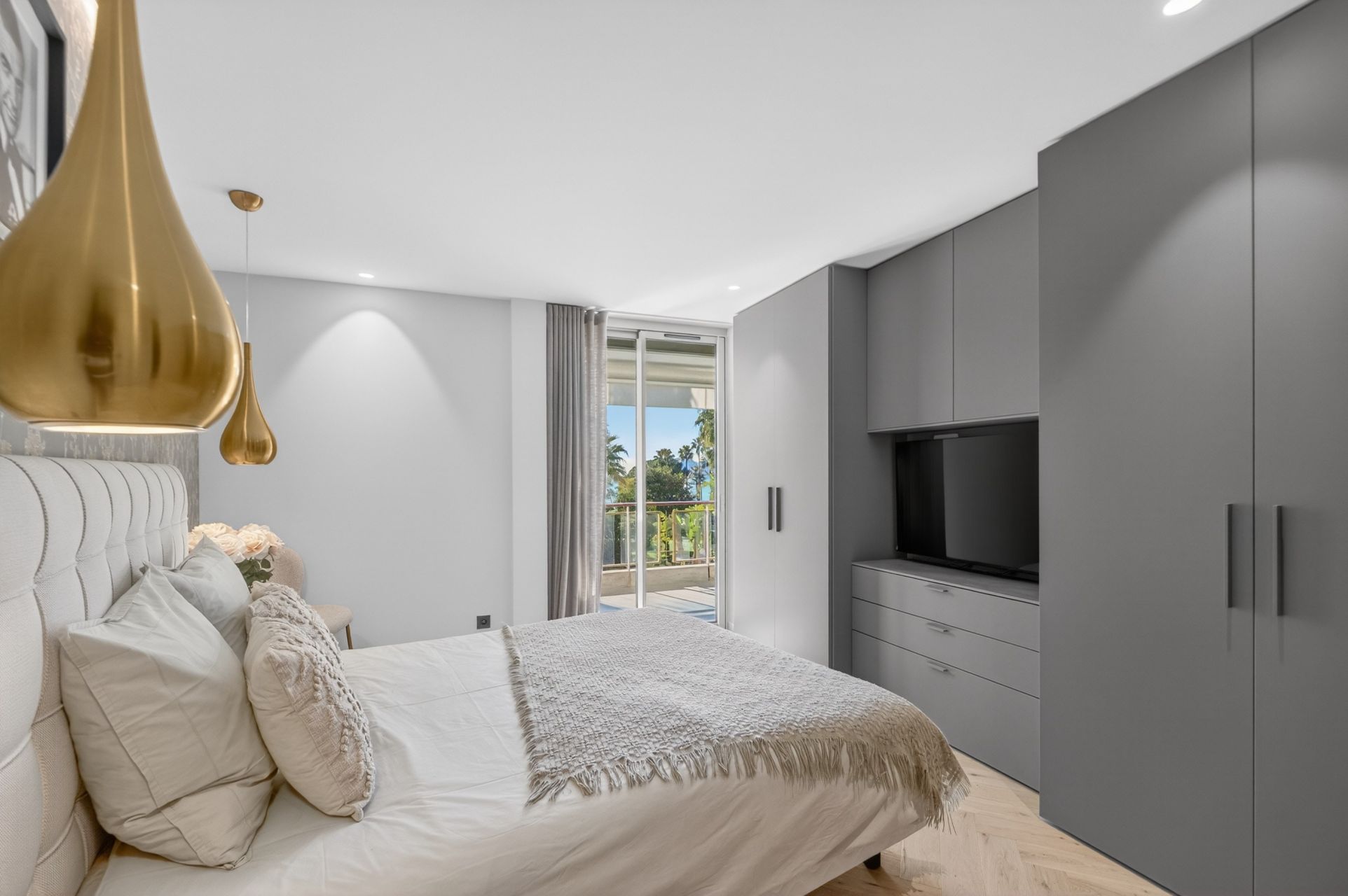 luxury apartment 3 Rooms for sale on CANNES (06400)