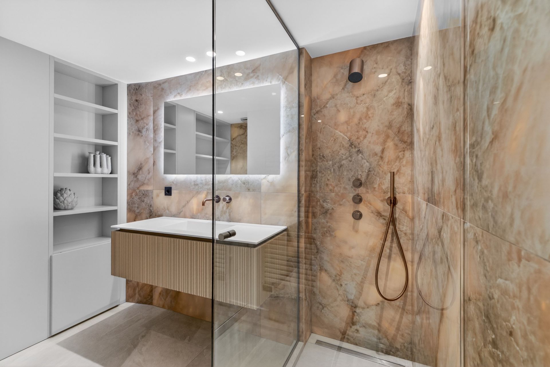 luxury apartment 3 Rooms for sale on CANNES (06400)
