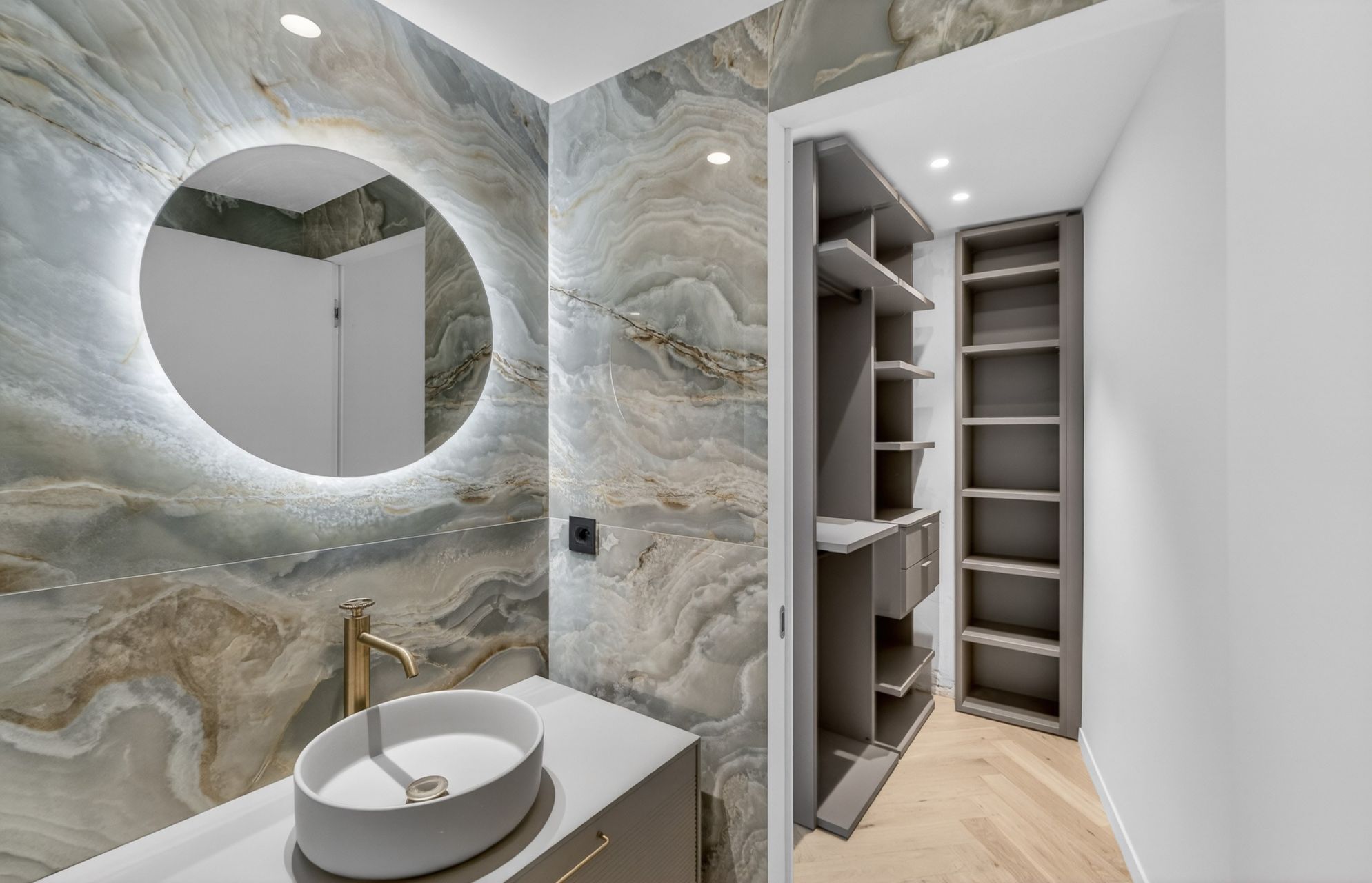luxury apartment 3 Rooms for sale on CANNES (06400)