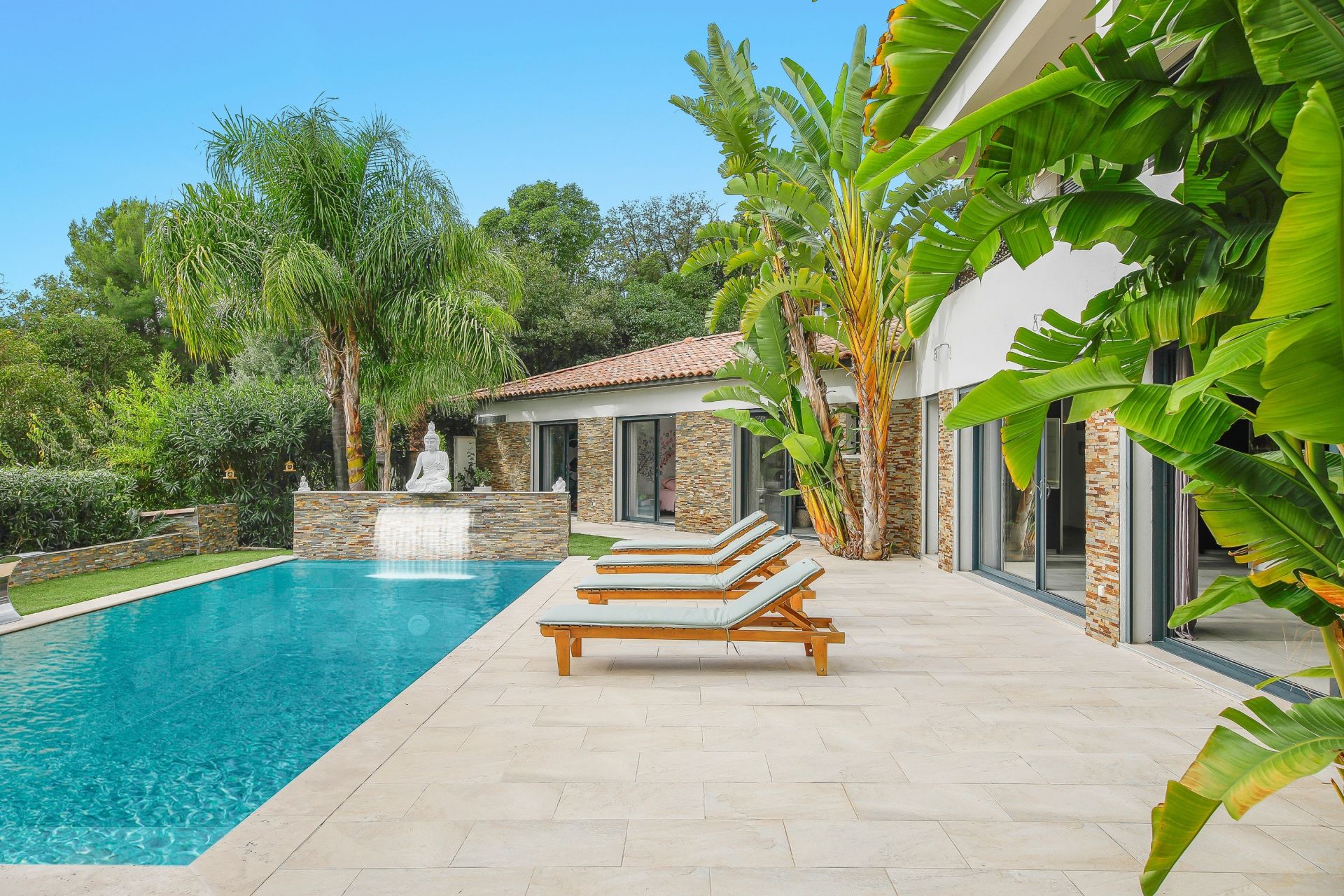 luxury house 7 Rooms for sale on OLLIOULES (83190)