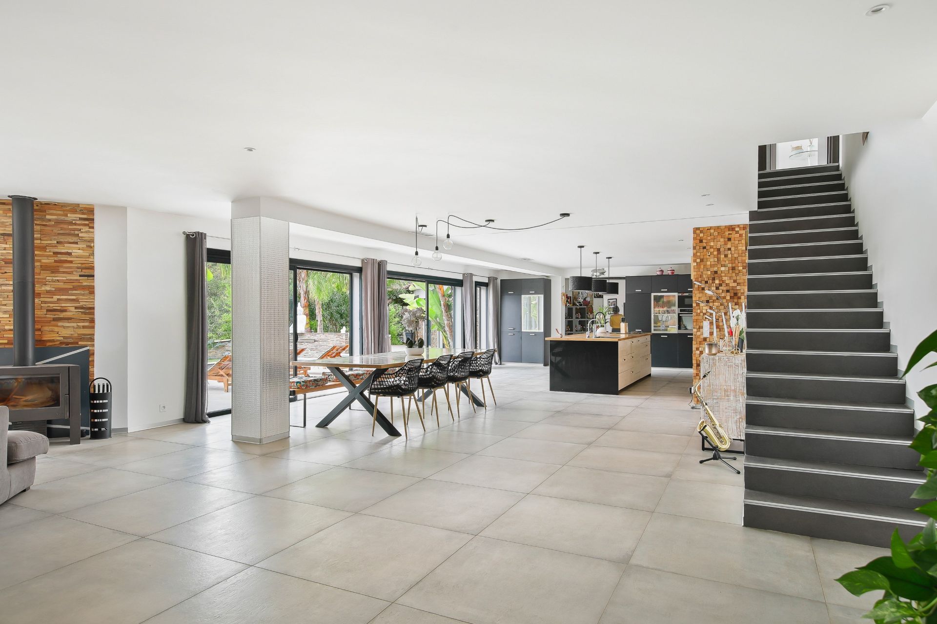 luxury house 7 Rooms for sale on OLLIOULES (83190)