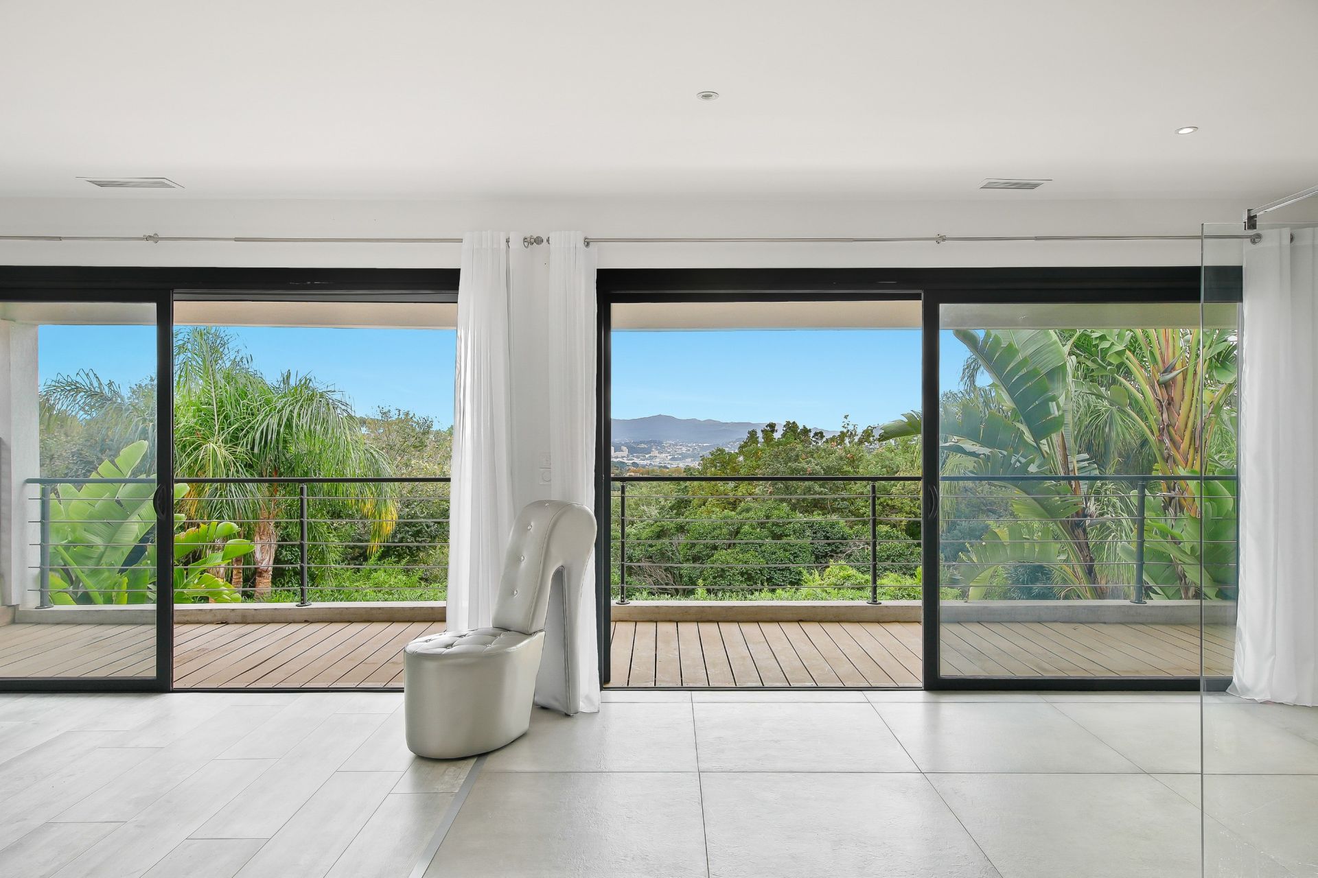 luxury house 7 Rooms for sale on OLLIOULES (83190)