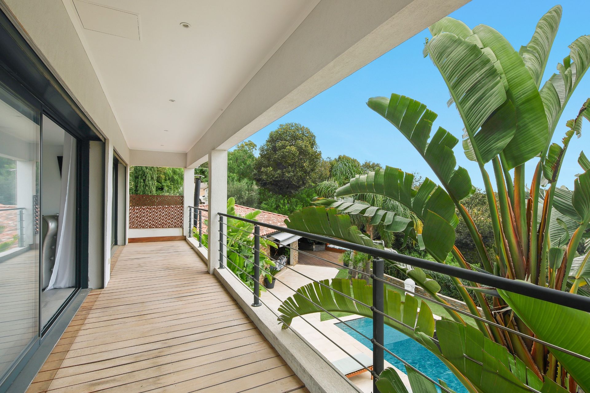 luxury house 7 Rooms for sale on OLLIOULES (83190)