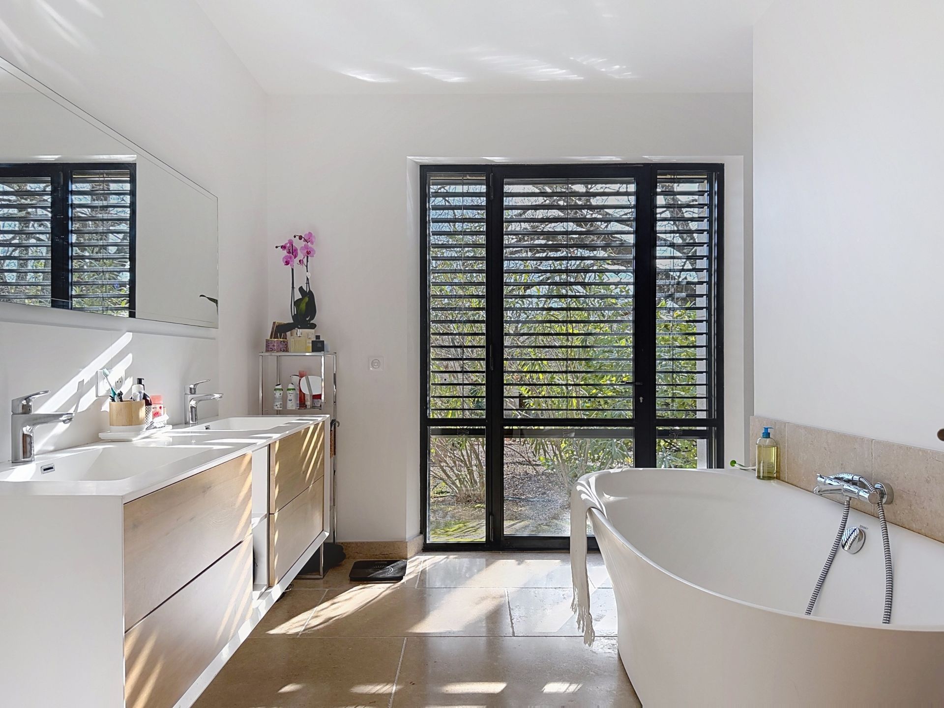 luxury house 8 Rooms for sale on UZES (30700)