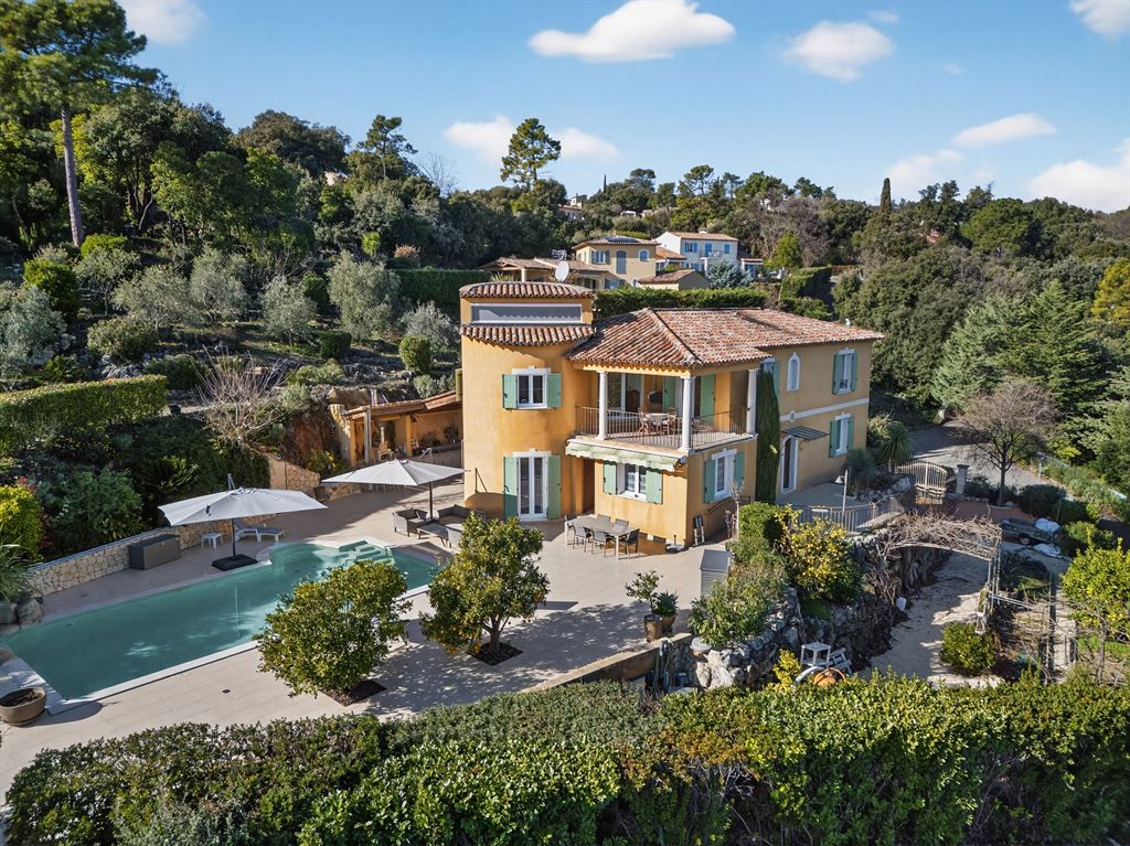 luxury provencale house 6 Rooms for sale on MONTAUROUX (83440)