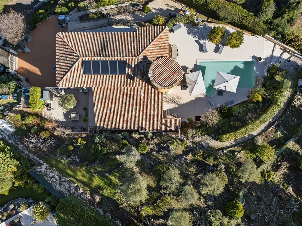 luxury provencale house 6 Rooms for sale on MONTAUROUX (83440)