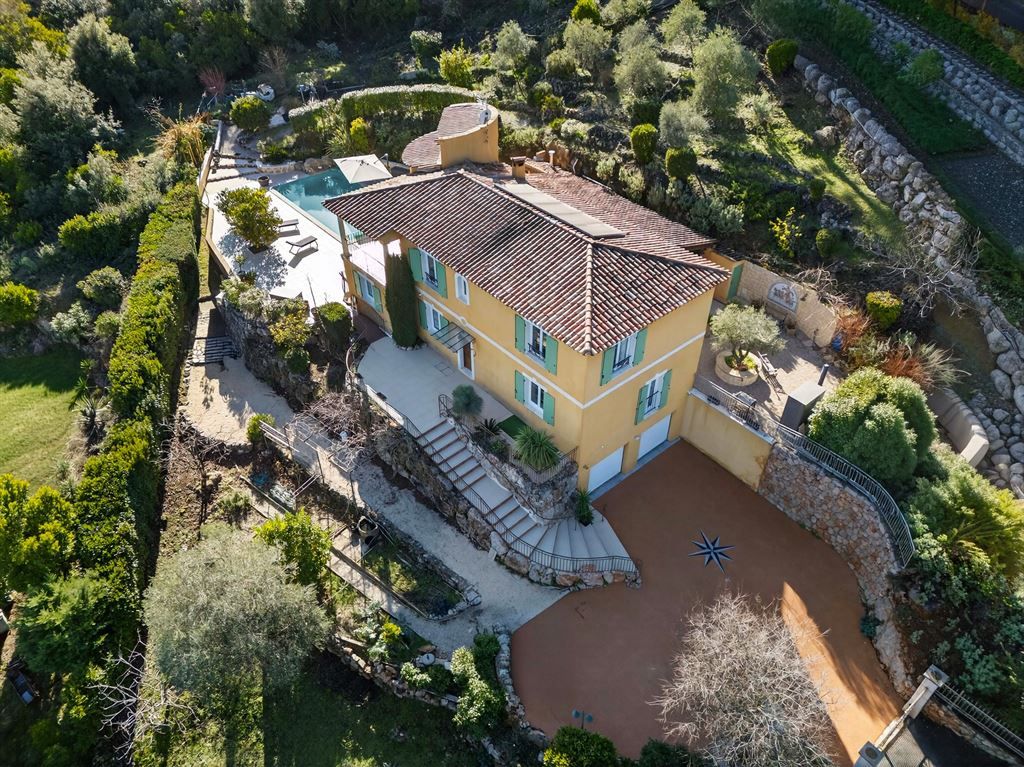 luxury provencale house 6 Rooms for sale on MONTAUROUX (83440)