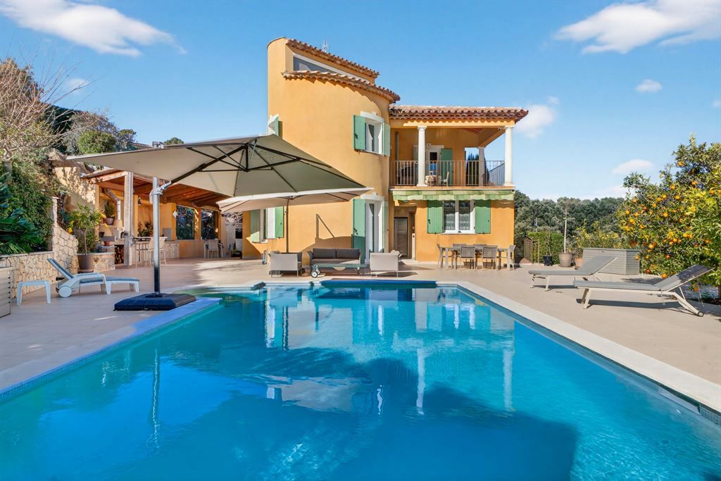 luxury provencale house 6 Rooms for sale on MONTAUROUX (83440)