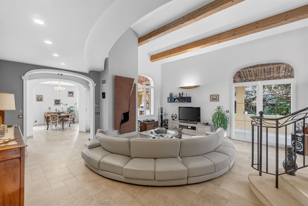 luxury provencale house 6 Rooms for sale on MONTAUROUX (83440)