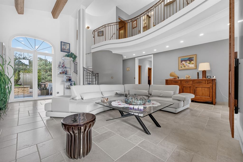 luxury provencale house 6 Rooms for sale on MONTAUROUX (83440)