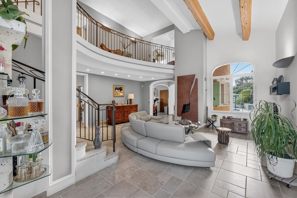 luxury provencale house 6 Rooms for sale on MONTAUROUX (83440)