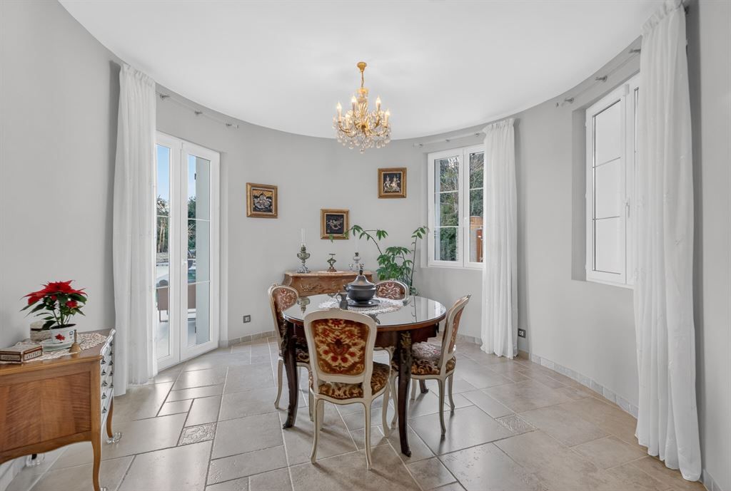 luxury provencale house 6 Rooms for sale on MONTAUROUX (83440)