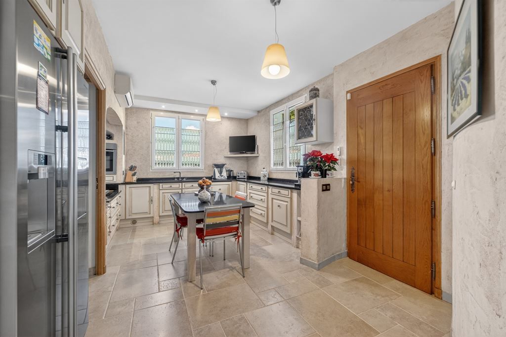 luxury provencale house 6 Rooms for sale on MONTAUROUX (83440)