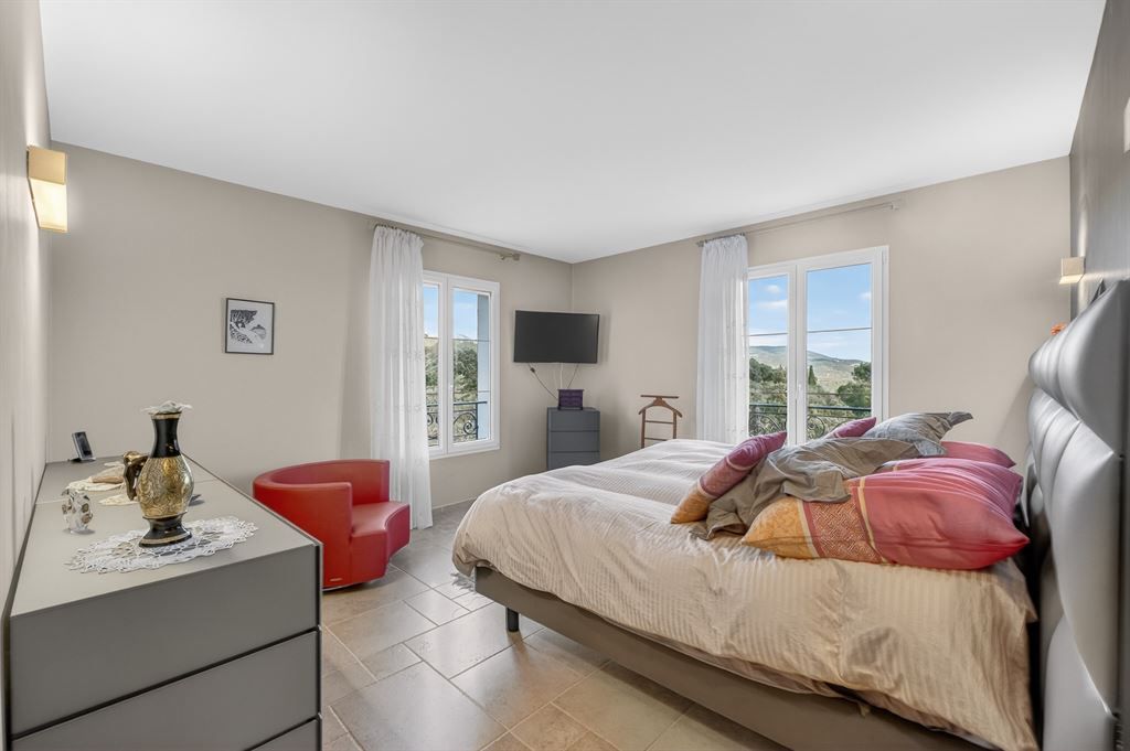 luxury provencale house 6 Rooms for sale on MONTAUROUX (83440)