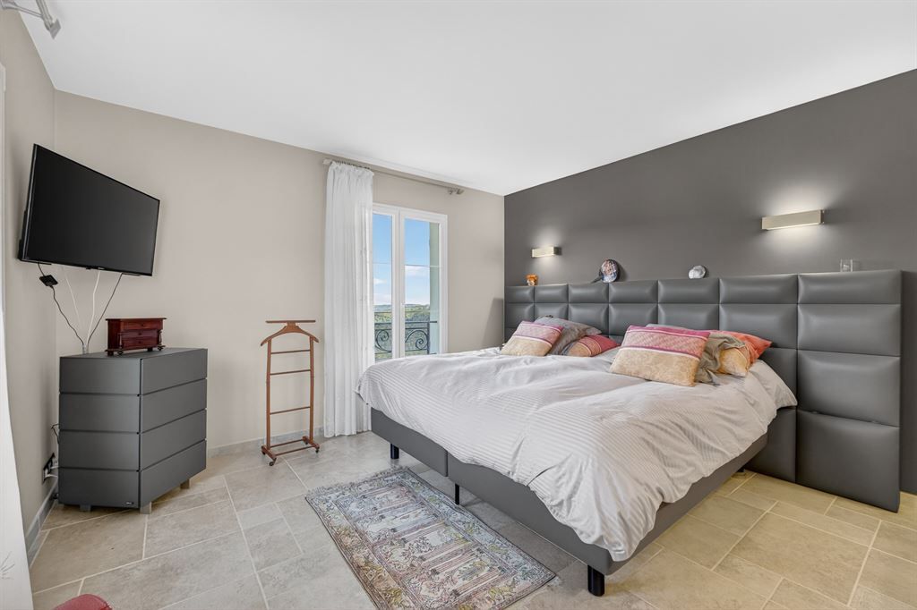 luxury provencale house 6 Rooms for sale on MONTAUROUX (83440)