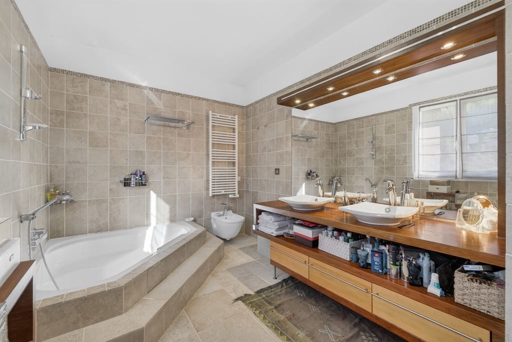 luxury provencale house 6 Rooms for sale on MONTAUROUX (83440)