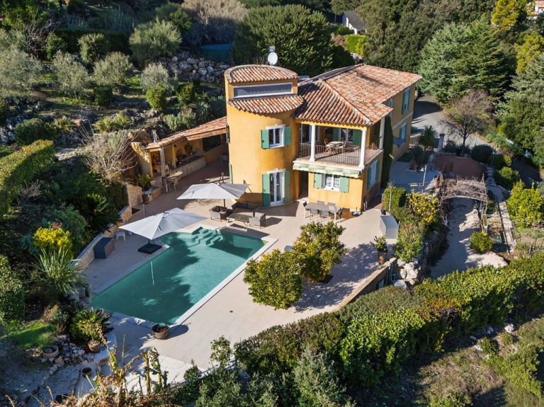 luxury provencale house 6 Rooms for sale on MONTAUROUX (83440)