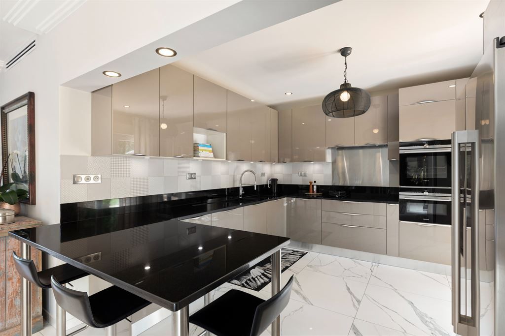 luxury villa 8 Rooms for sale on MOUGINS (06250)